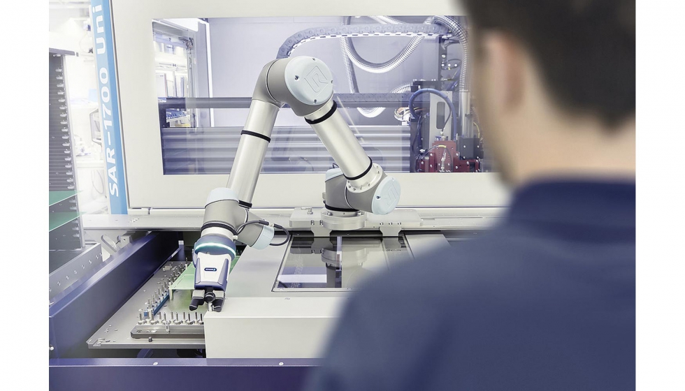 Con la fresadora de Schunk Electronic Solutions, un brazo robot se encarga de los procesos de carga y descarga...