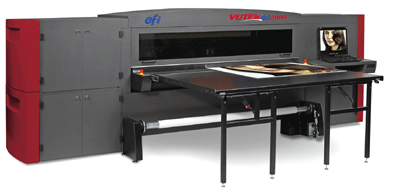 La impresora VuTek de recorrido plano puede imprimir con tinta en materiales gruesos como FormCore, plstico, cristal y tejidos flexibles...