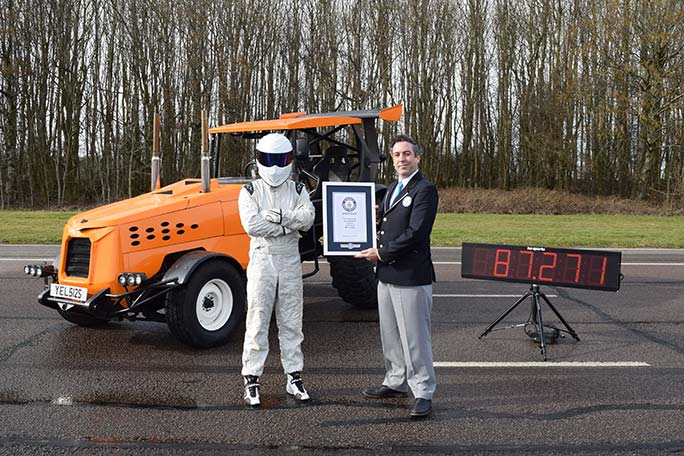 'The Stig', junto a Jack Brockbank, juez oficial del Rcord Guinness (Top Gear)