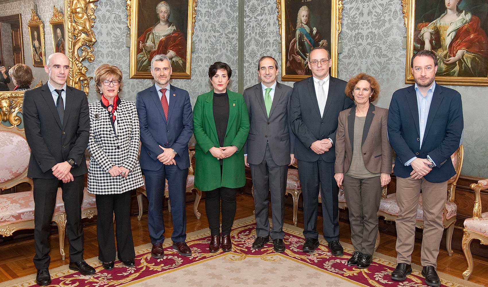 La consejera Solana (de verde, en el centro de la imagen) junto a los mximos responsables de las universidades de Navarra...