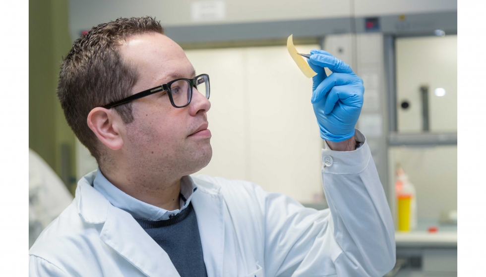 Uno de los investigadores del estudio, Jos Alejandro Heredia-Guerrero, sostiene una lmina de bioplstico sinttico. Foto: D...
