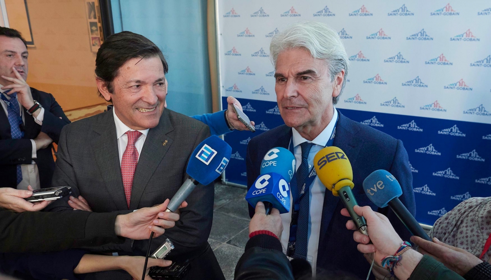 Javier Fernndez, presidente del Principado de Asturias, a la izquierda, junto a Gianni Scotti...