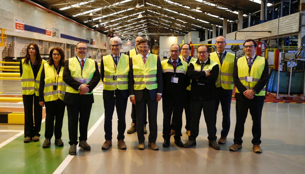 Foto de grupo durante la visita del presidente del Principado de Asturias al centro industrial de Saint-Gobain en Avils...