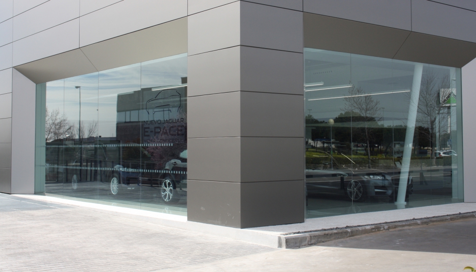 Otro ejemplo del concesionario Jaguar en Majadahonda, con vidrio laminado de seguridad de Ramos