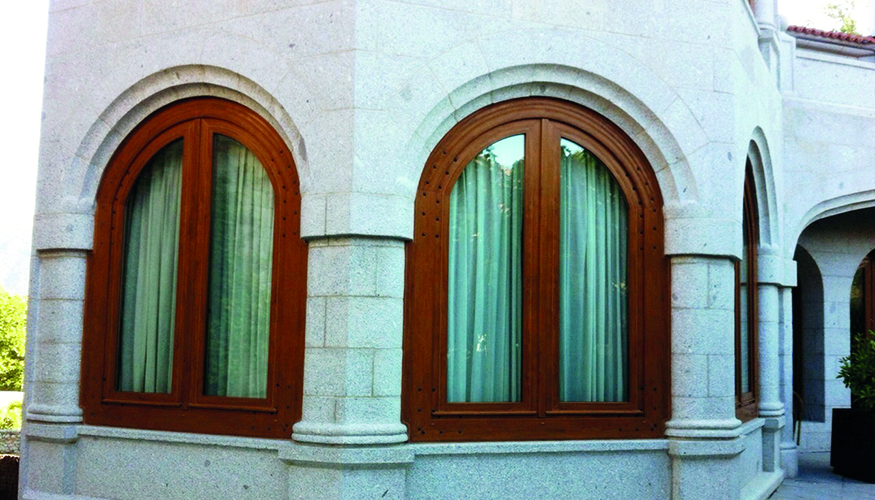 Detalle de las ventanas en forma de arco instaladas en el hotel
