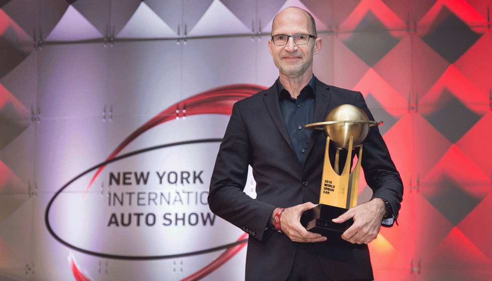 Klaus Bischoff, jefe de Dise�o de Volkswagen, recogi� el premio