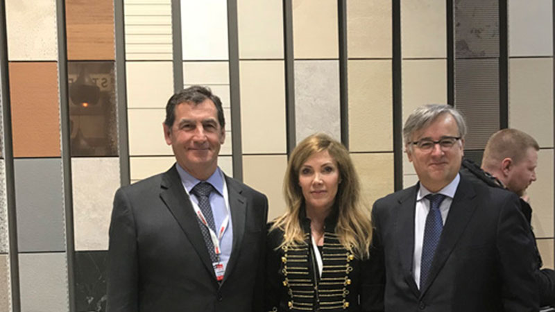 Visita de la delegacin de la Embajada Espaola en Rusia al stand de Greco Gres