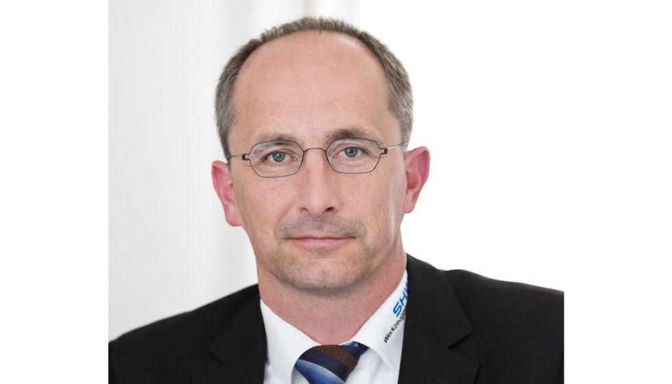 Martin Rathgeb, director tcnico de SHW Werkzeugmaschinen GmbH, explica...