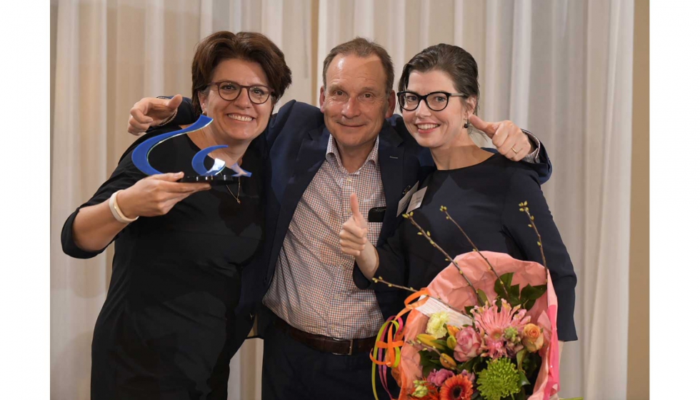 Frederike Roomer, Guus van Meene y Claartje Klsters recogiendo el premio Challenger Award, Holanda