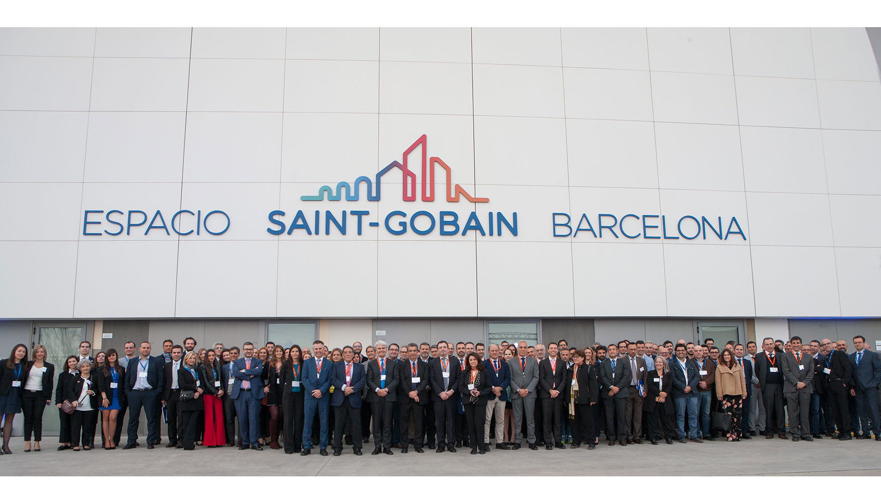 Foto de familia durante la inauguración del Espacio Saint-Gobain Barcelona Foto de familia durante la inauguración del Espacio Saint-Gobain Barcelona
