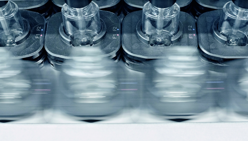 Tras el llenado, las diez botellas de fragancia se aceleran desde el estado parado y se sincronizan al proceso de cerrado continuo...