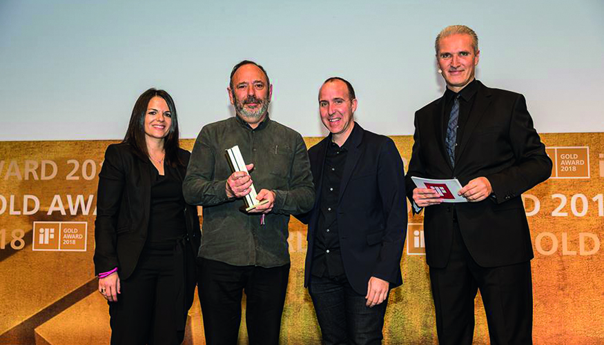 Anna Ferrer, Brand Manager de Fluvia, el diseador Antoni Arola, y Salvi Plaja, director de diseo de Simon recogieron el premio iF Gold Award...