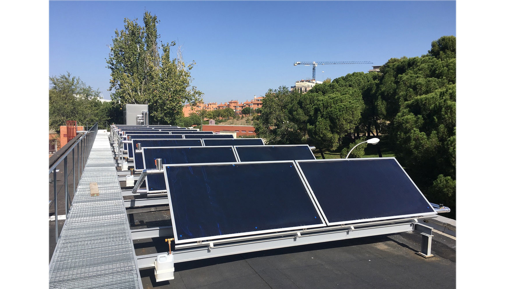 Se han instalado 18 captadores solares, para aprovechamiento de energa renovable y suministro de ACS