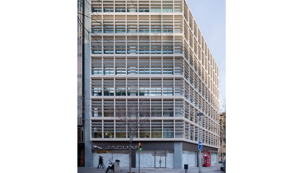 Sustitucin de la fachada de un edificio de oficinas (Barcelona). Fotografa: Antonio Navarro Wijkmark