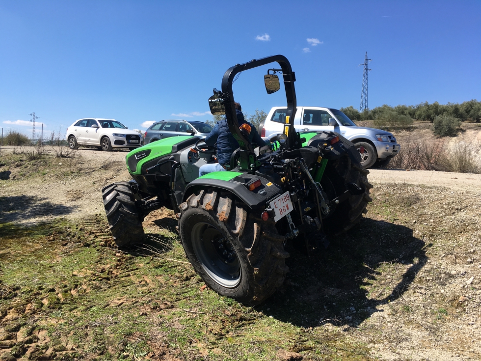 Figura 9. Estabilidad del tractor en pendiente longitudinal (arriba) y transversal (abajo)