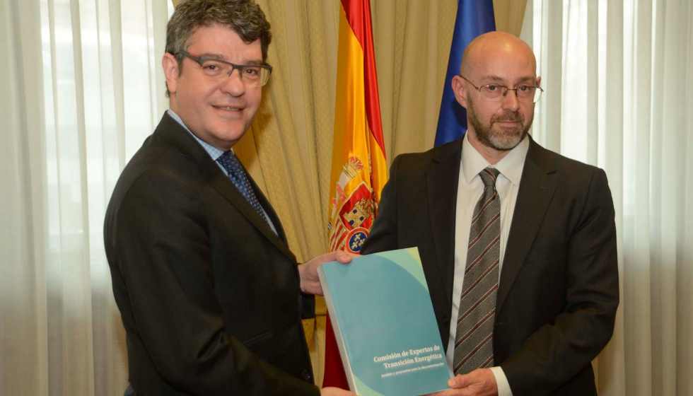 El ministro de Energa, Turismo y Agenda Digital, lvaro Nadal, recibe de manos del presidente del Comisin de Expertos en Transicin Energtica...