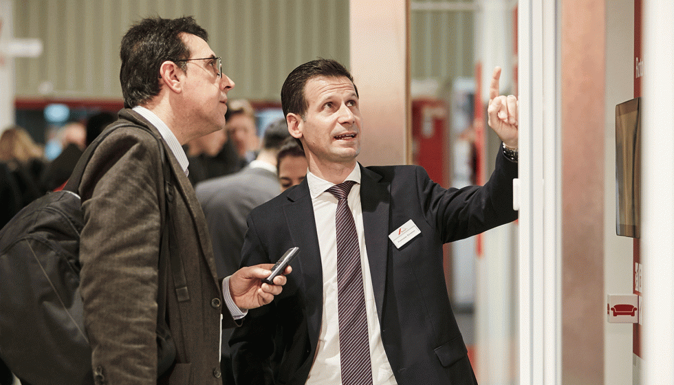 Francesc Gimeno, a la derecha, explica a Interempresas Media y Novoperfil, las cualidades del nuevo Roto NX