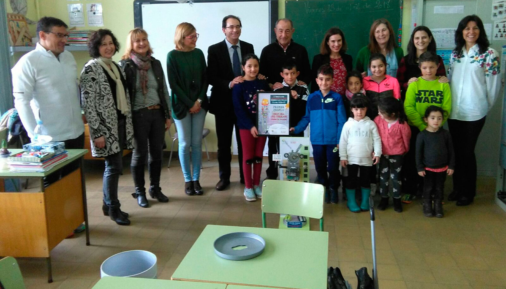 Foto de familia del Colegio Rural Agrupado, situado en Baos de Cerrato, ganador de la iniciativa De camino al cole, ponme las pilas...
