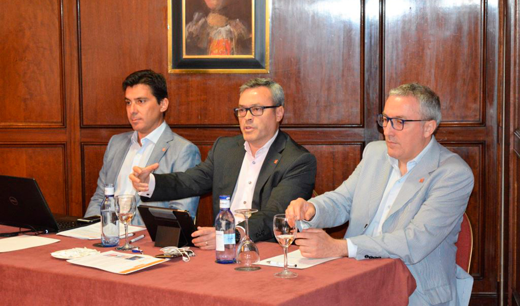 Juan Antonio Fernndez, CEO de Unit4 Ibrica, en el centro, acompado de Isidro Velis, Product Manager de ekon, y Francesc Jimnez...