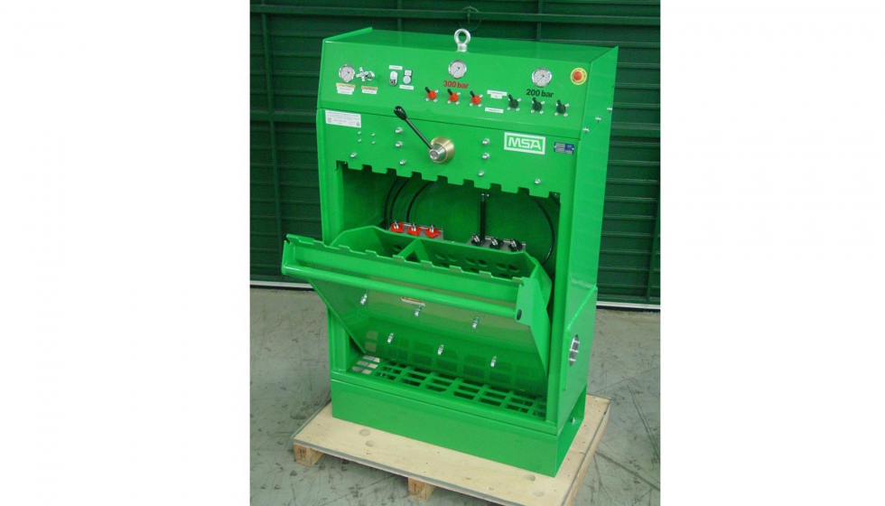 Figura 6: Cabina de seguridad para la recarga de botellas con aire respirable, mediante el compresor de alta presin (300 bar)...