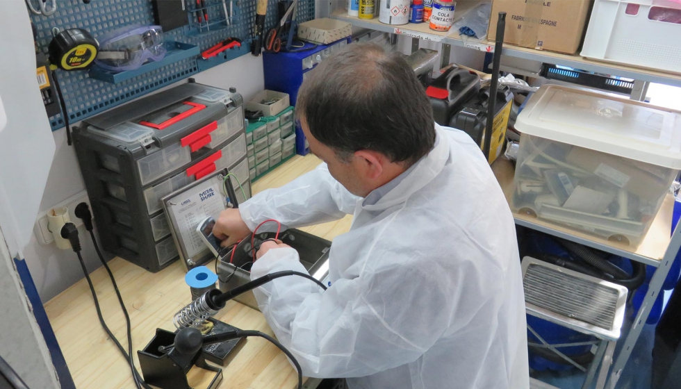 El director tcnico de Ibercassel trabajando con las placas en el taller de Vilanova i la Geltr