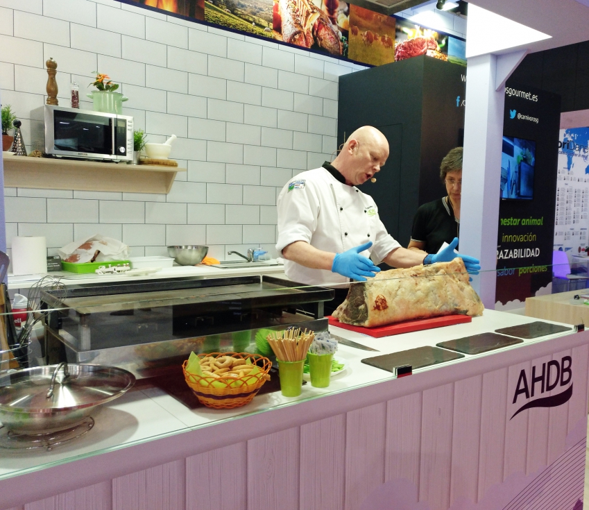 El carnicero Martin Eccles en el stand de AHDB Beef & Lamb en Alimentaria