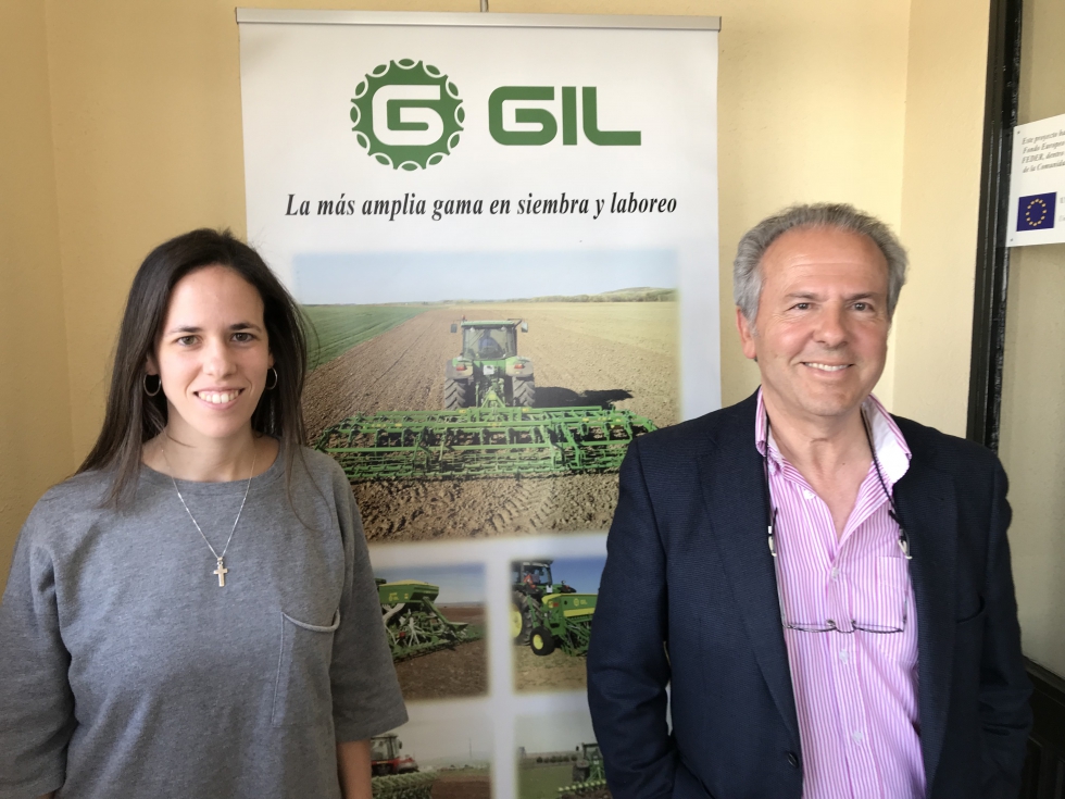 Teresa y Julio Gil, dos generaciones familiares trabajando codo con codo en la empresa