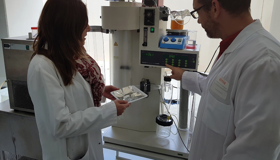 Investigadores de Ainia evaluando la cpsula de ajo microencapsulado