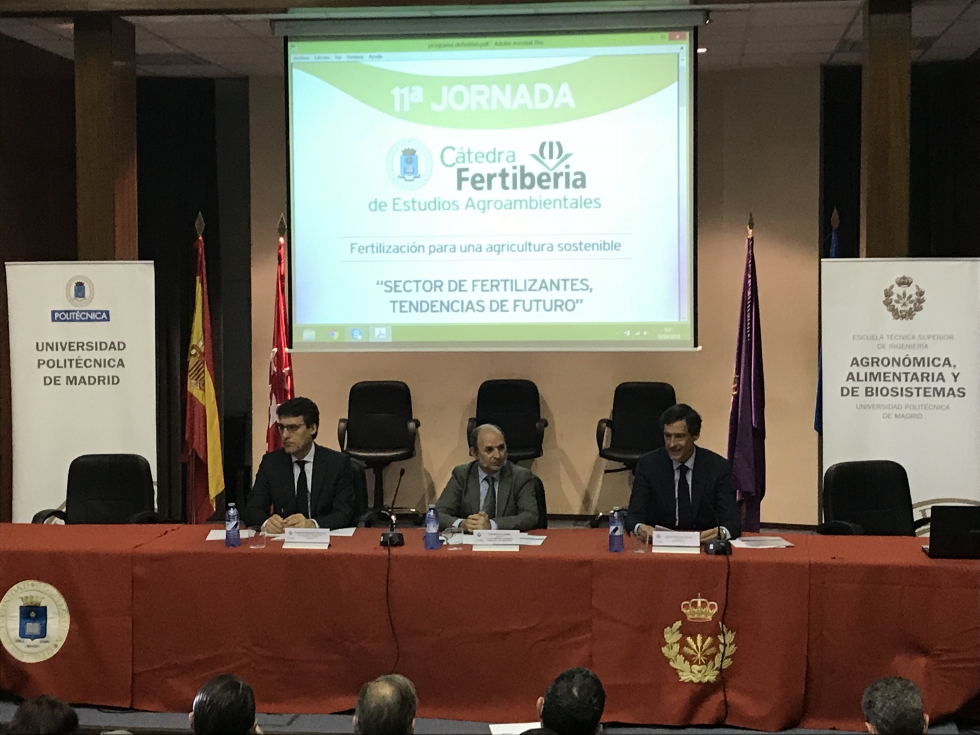 Fernando Miranda, del Mapama, Luis Ricote, director de la ETSIAAB, y Javier Goi, presidente de Fertiberia