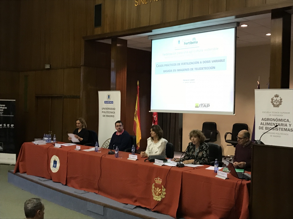 La mesa presidencia en el tramo final de la Jornada estuvo formada por Pilar Garca-Serrano, de Fertiberia, el investigador Carlos Martn...