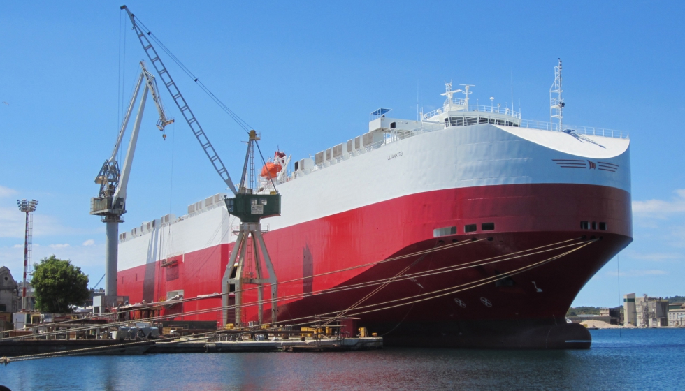  Cubierta de carga hecha de materiales compuestos para un buque portavehculos de una capacidad de 7.000 unidades