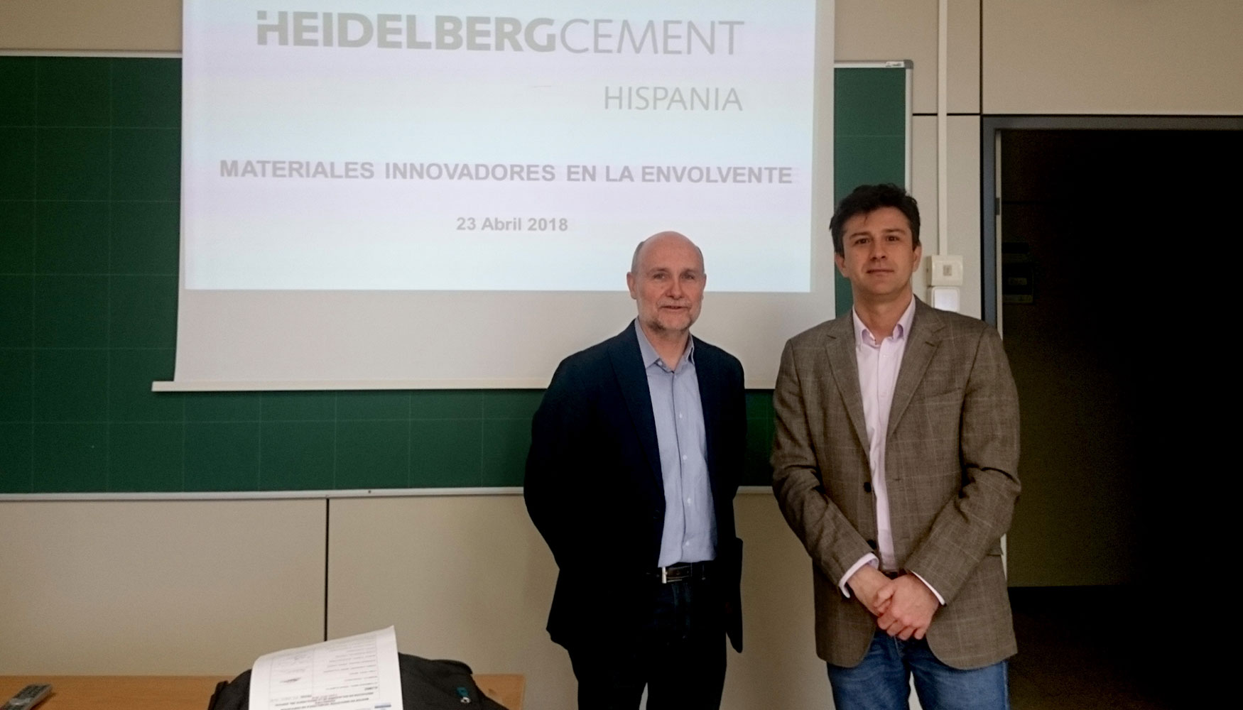 Agustin Laplaza, de HeidelbergCement y Antonio Rodr�guez, de la escuela de arquitectos t�cnicos e ingenieros de la edificaci�n...