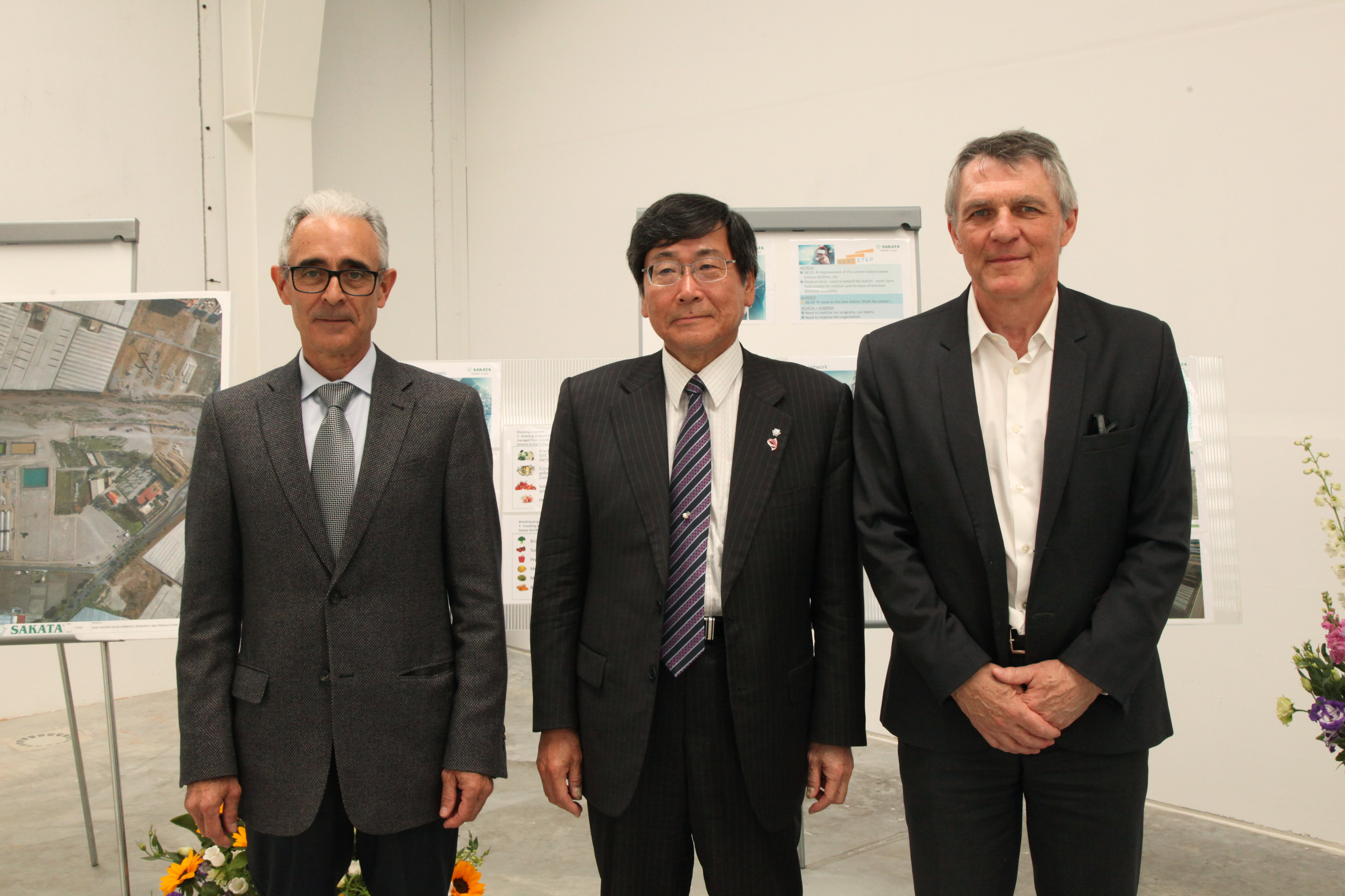 Hiroshi Sakata (centro), presidente de Sakata Seed Corporation, junto a Javier Bernabu (izq.) y Alan Sicard