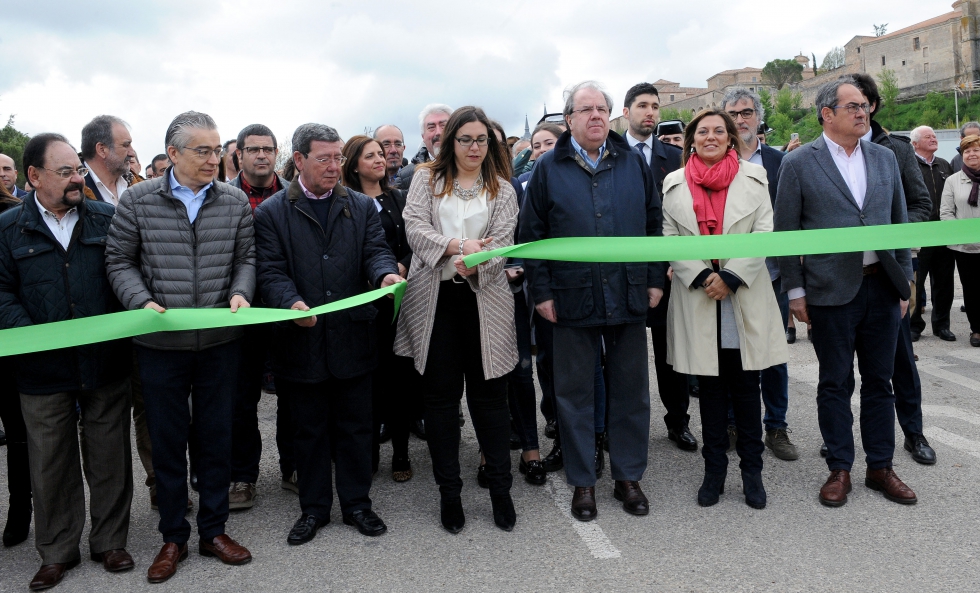  La alcaldesa de Lerma, Celia Izquierdo, corta la cinta inaugural