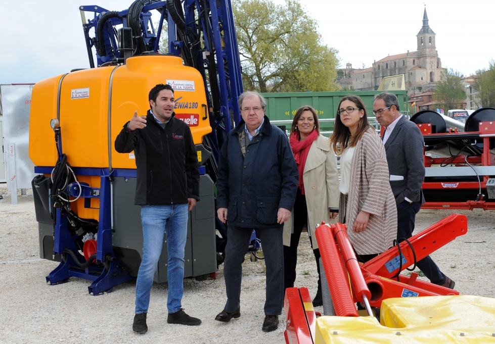 Las autoridades recorrieron la exposicin y mostraron inters por los equipos expuestos