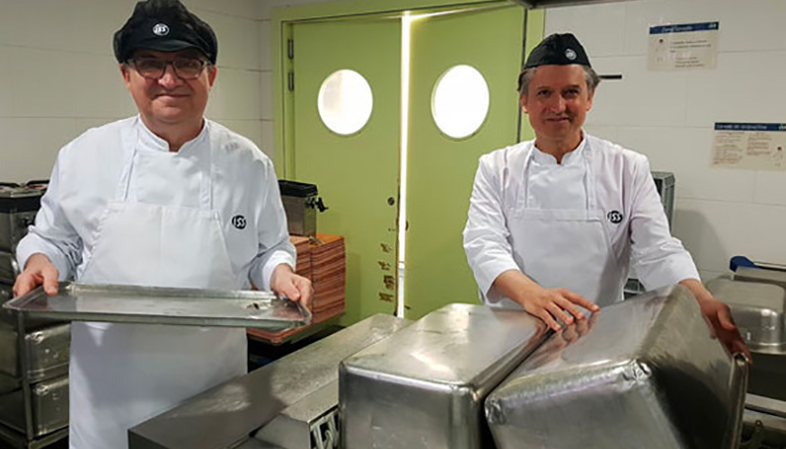 Javier Urbiola (dcha.) y Ricard Casas en la cocina del Consorci Sanitari de Terrasa  Hospital de Terrassa