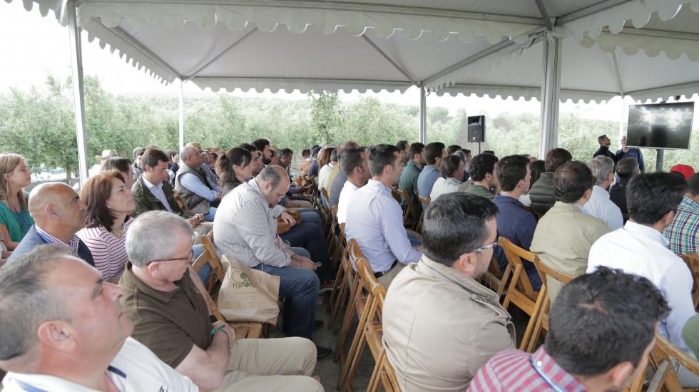 Los asistentes siguieron con atencin las explicaciones de los responsables de la empresa