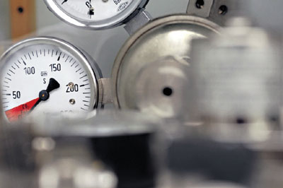 Los l�quidos deben poder circular sin trabas por los tubos, v�lvulas, grifos y bombas de una m�quina. Fotot: Reto Zimpel...