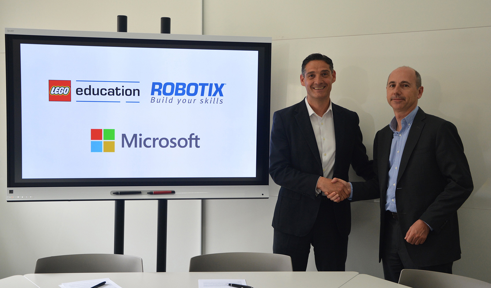 Oscar Sanz, director de Educacin de Microsoft Ibrica (izquierda de la imagen) y Ricard Huguet, director general de Lego Education Robotix...