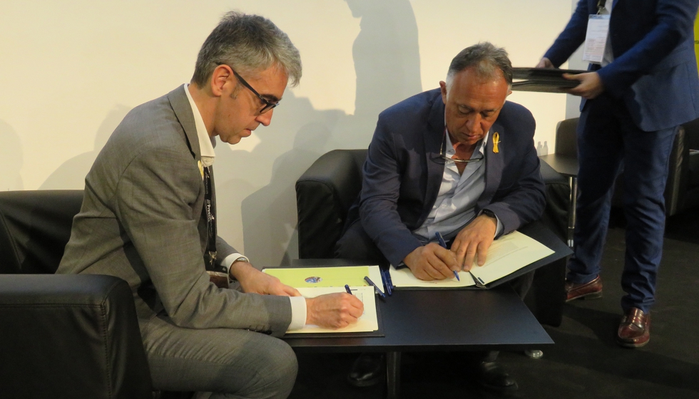 Sergi Tudela, director general de Pesca i Afers Martims del DARP, y Toni Abad, presidente del GALP Costa Brava firmaron el Manifiesto...