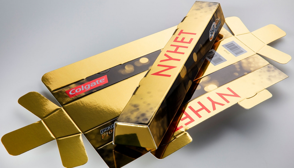 El cepillo de dientes dorado de Colgate, el Gold 360, fue lanzado al mercado en Noruega con un embalaje en forma de barra de oro...