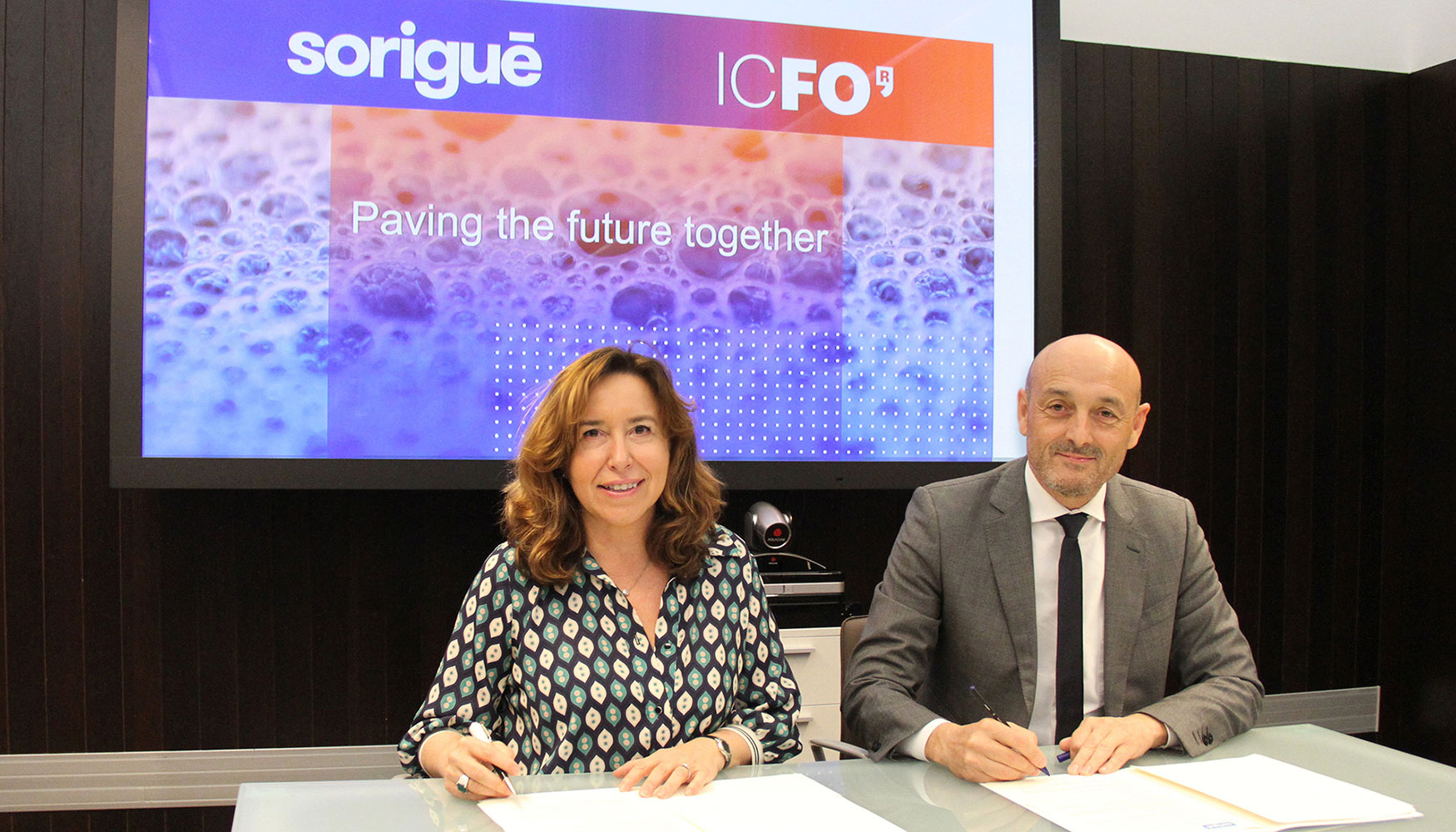 Ana Vall�s, presidenta de Sorigu�, y Llu�s Torner, director del IFCO, durante la firma del acuerdo de colaboraci�n