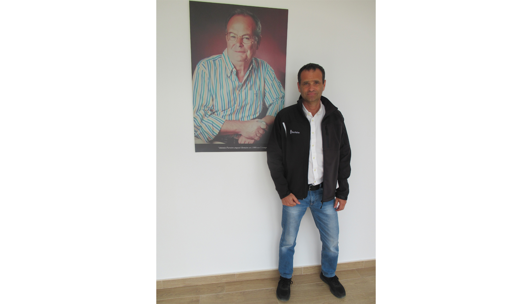 Ral Ferreiro, gerente de Rentaire, junto al retrato de su padre y fundador de la compaa, Antonio Ferreiro...