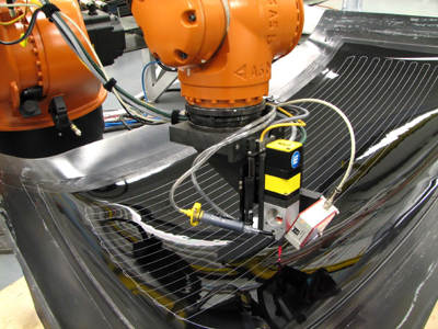 Robot dispensando lneas de eliminacin de hielo mediante el sistema de dispensacin diseado y fabricado por Exatec