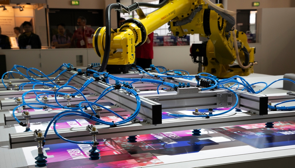 Canon y Rolan Robotics permiten un proceso totalmente automatizado de produccin de trabajos de impresin sobre soportes rgidos...