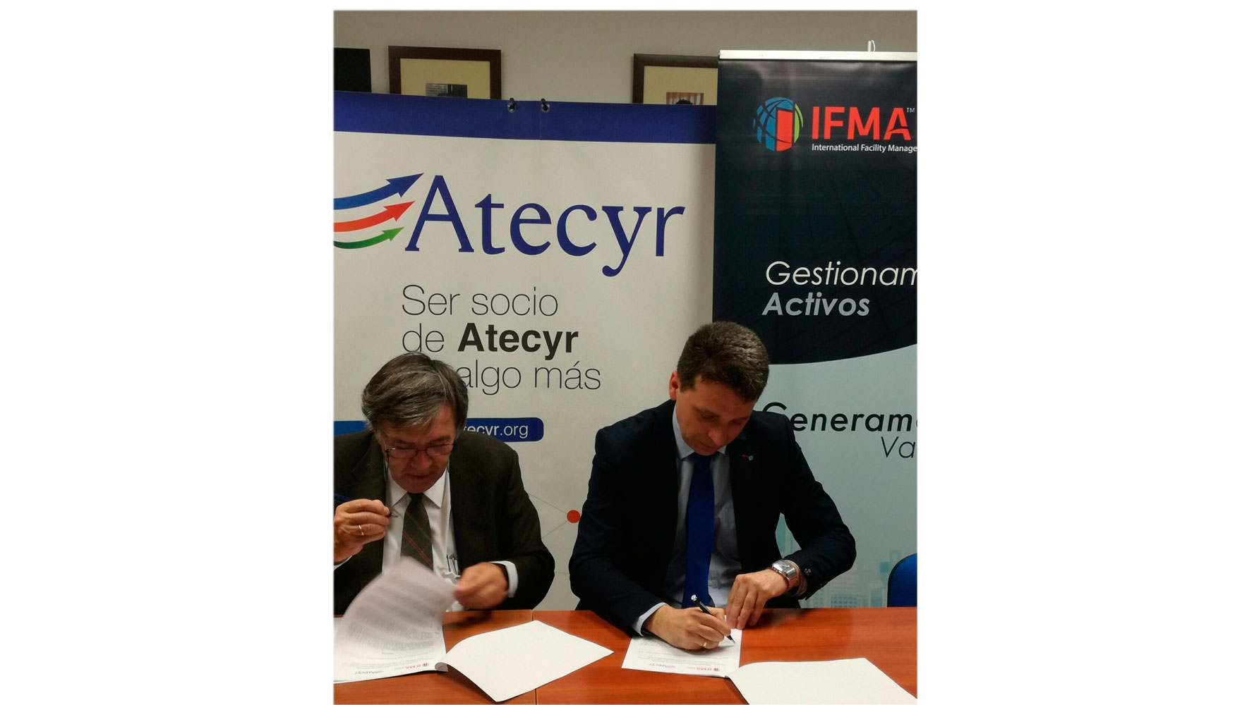 Francisco Garca Ahumada y Miguel ngel Llopis Gmez presidentes de IFMA y Atecyr respectivamente, rubricaron el convenio...