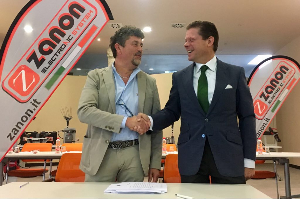 Franco Zanon y lvaro Concheiro se saludan tras sellar el acuerdo