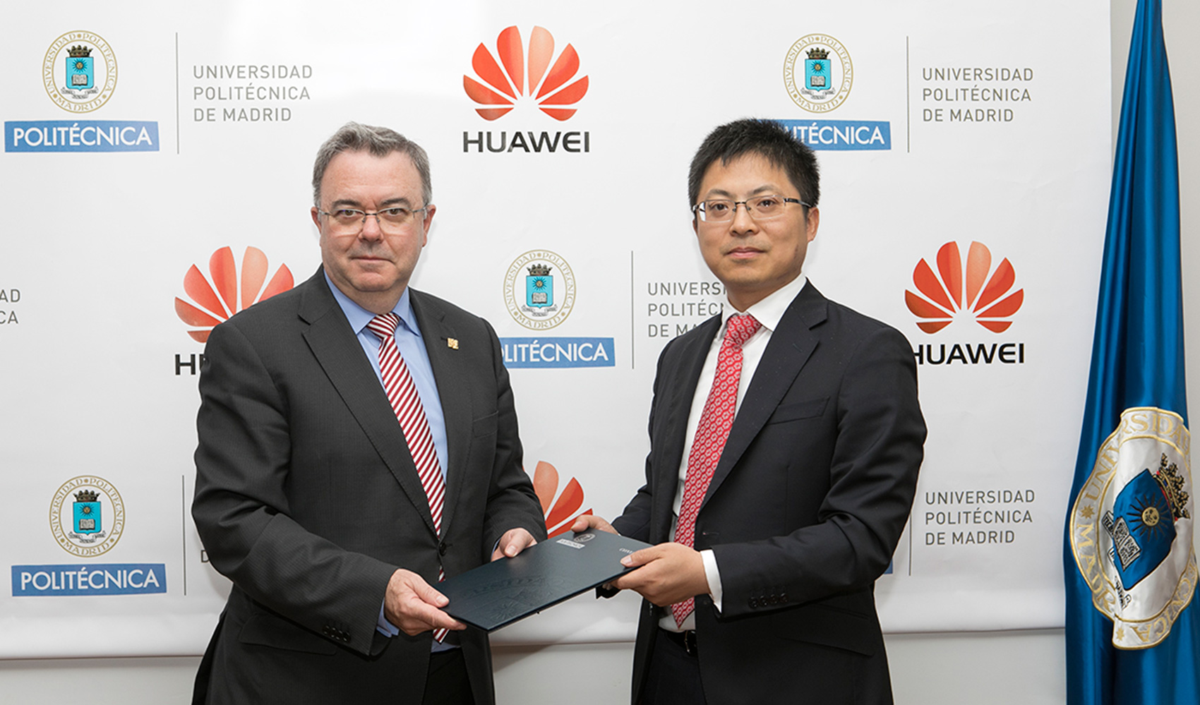 Tony Jin Yong, CEO de Huawei Espaa, y Guillermo Cisneros, rector de la UPM, durante la presentacin de la Ctedra de Empresa Huawei-UPM 5G...