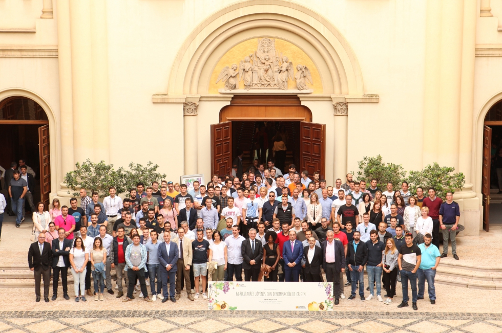 'Foto de familia' en el edificio que acogi el homenaje, en Zaragoza