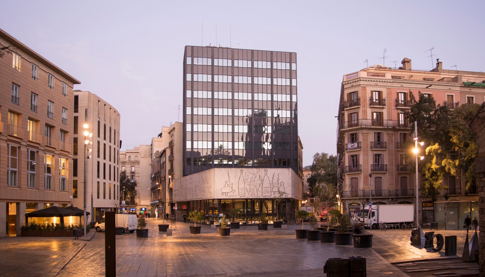 La renovada fachada de la sede del Col.legi d'Arquitectes de Catalunya, en Barcelona, evoca la original diseada por Xavier Busquets...